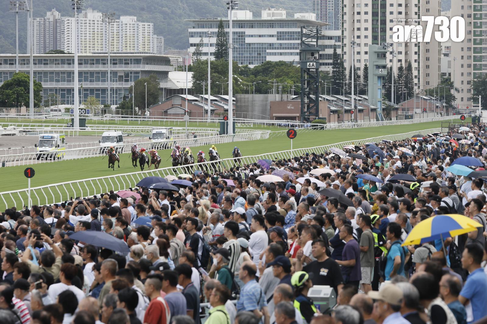 馬會今日開鑼 打風無阻馬迷熱情 (蘇文傑攝)
