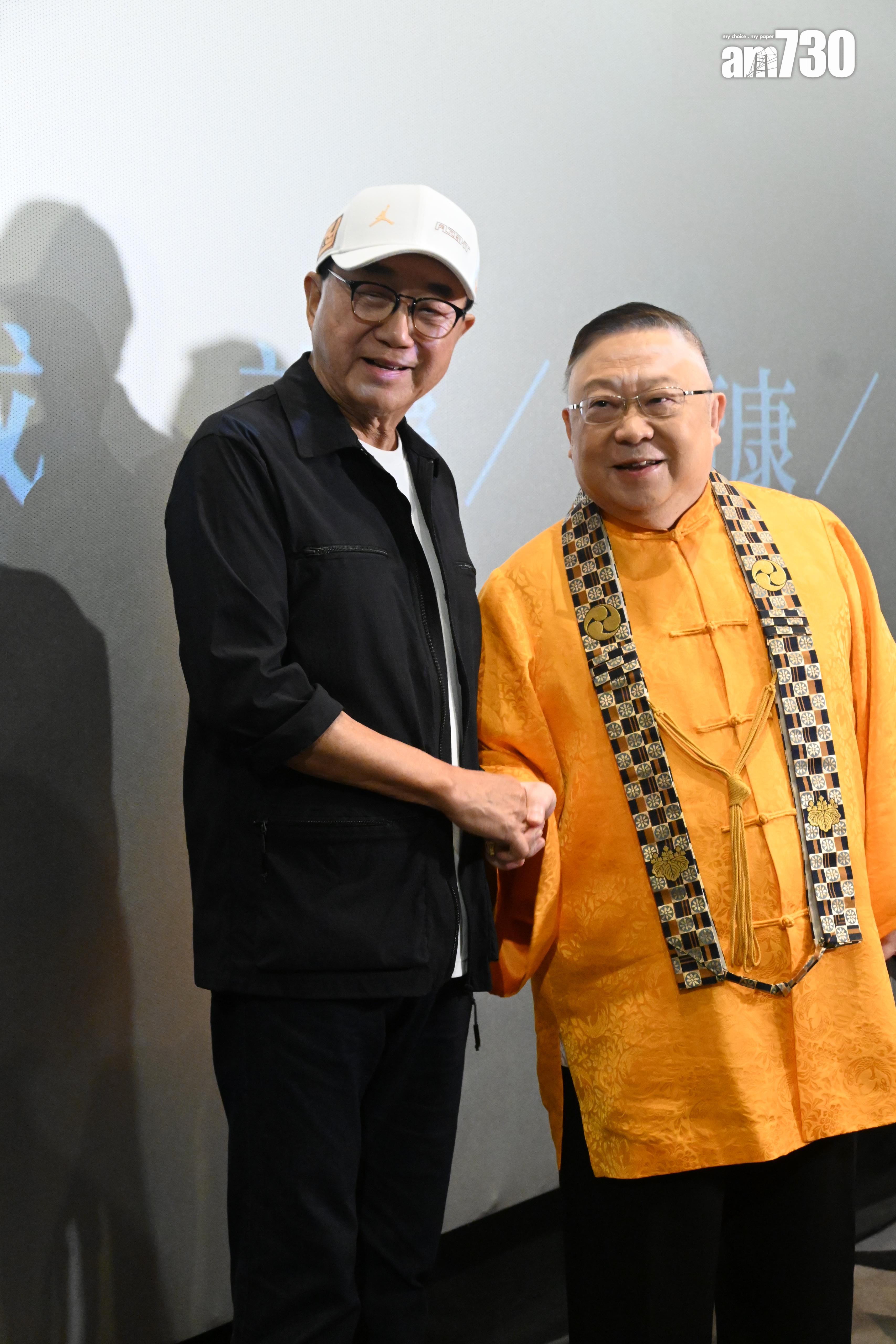 李居明獲許冠文鼓勵,令他深受感動眼濕濕。(娛樂組攝)