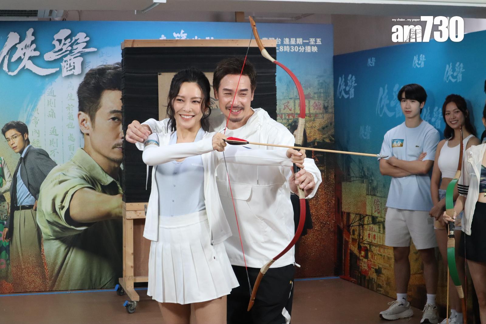 陳豪即場教張曦雯射箭技巧。(娛樂組攝)