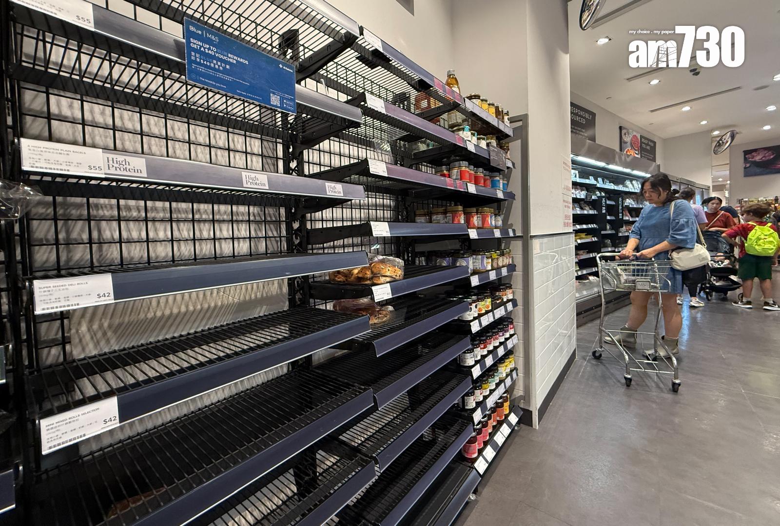 大批市民到超市購買食材。(蘇文傑攝)