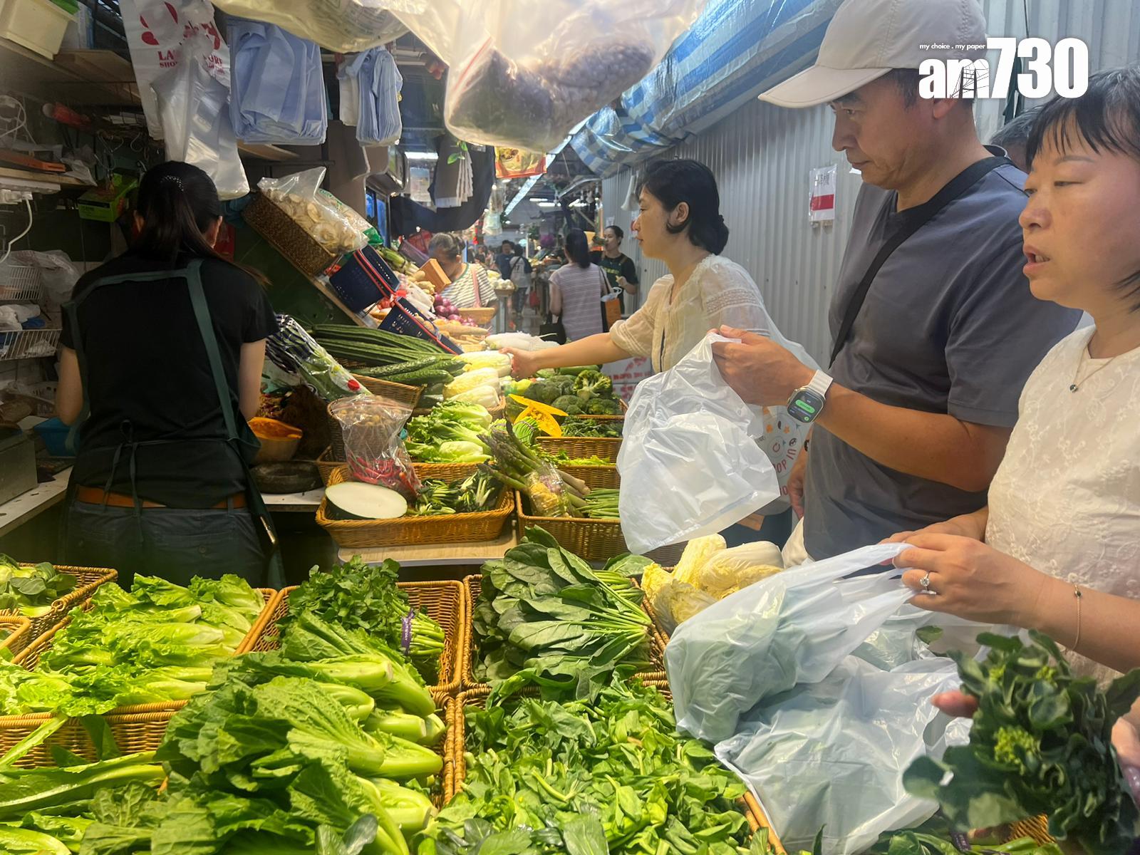 市民趁颱風前到街市買餸。(am730記者攝)