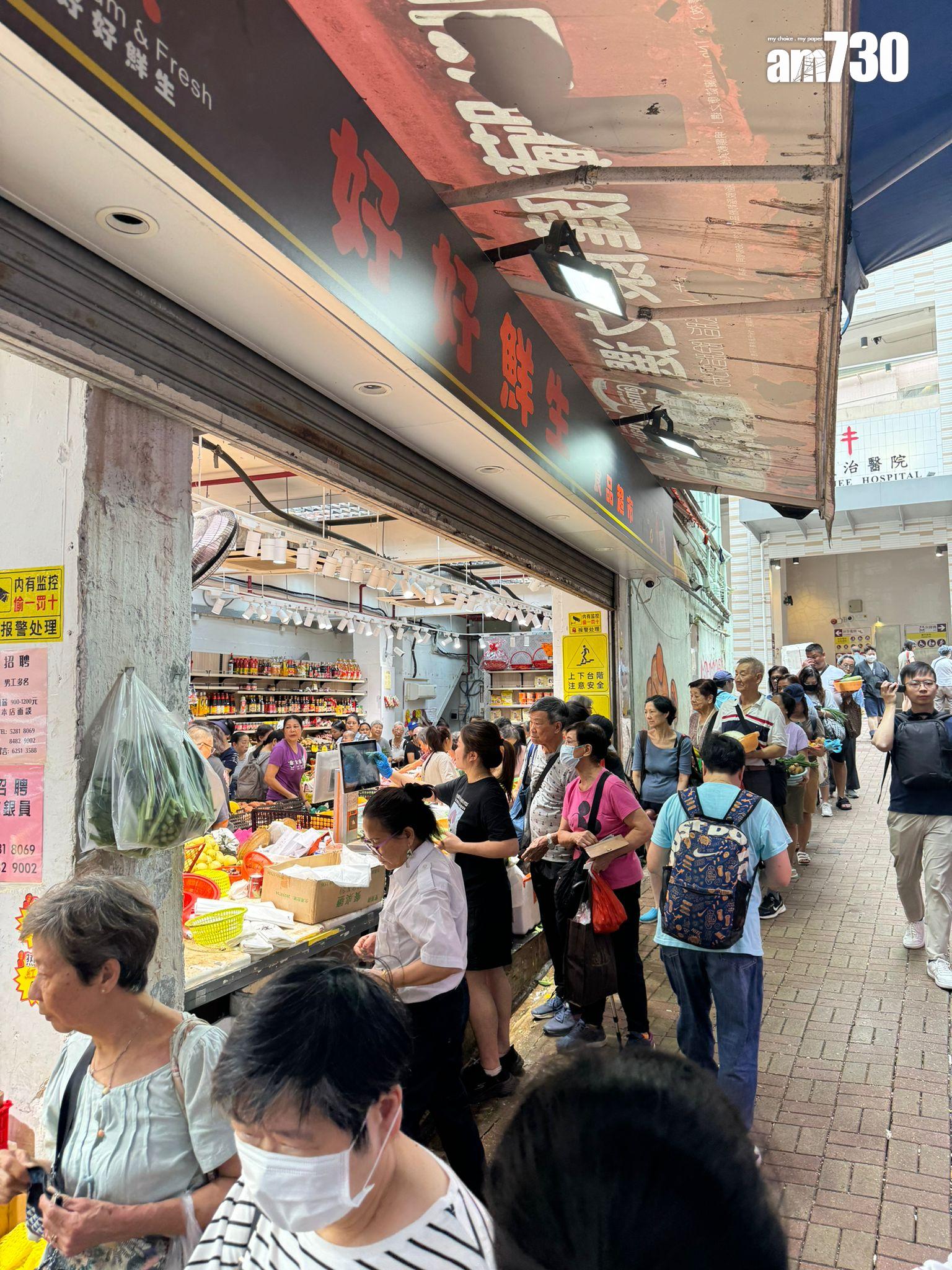 市民趁颱風前到街市買餸。