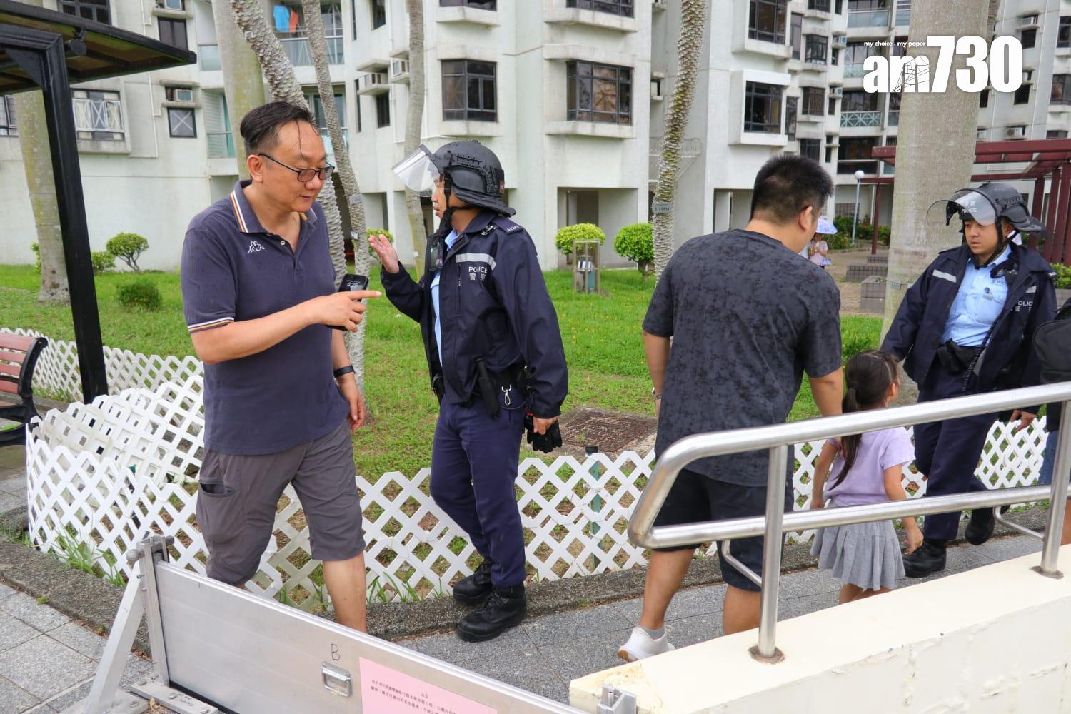 杏花邨海浪拍岸渠口噴水柱,觀浪人士被勸喻離開。(鍾式明攝)