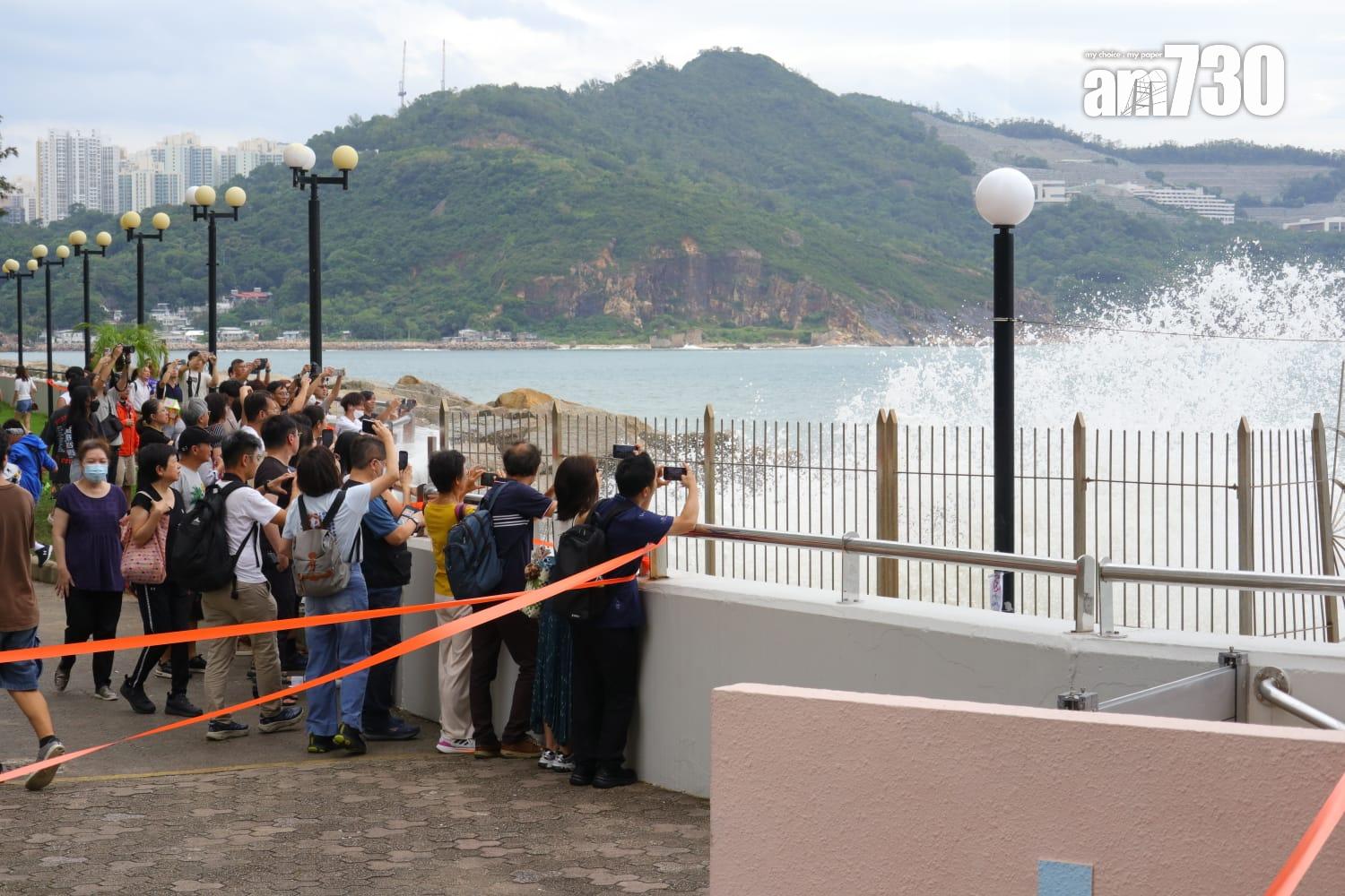 大批居民到杏花邨追風。(鍾式明攝)