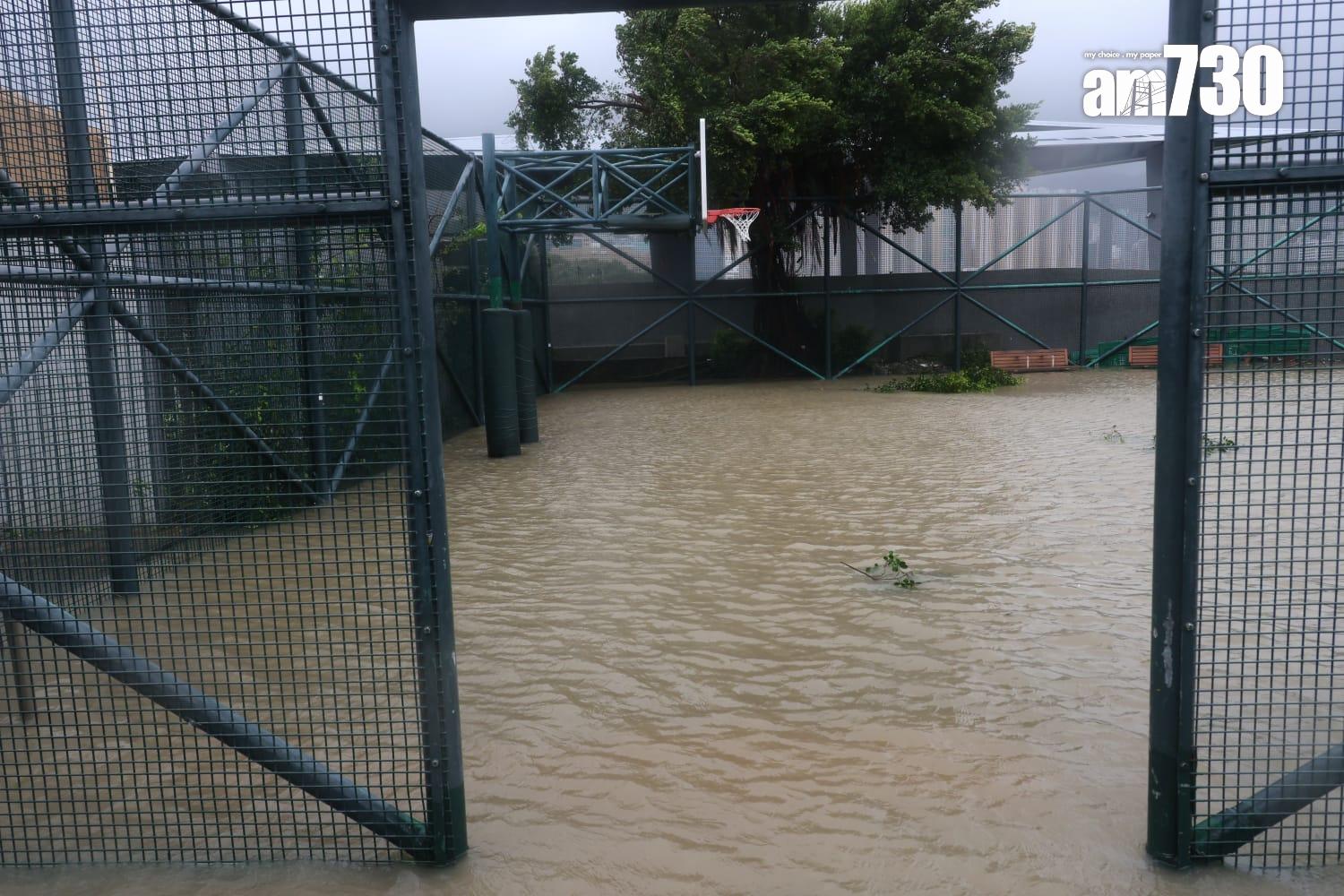 颱風樺加沙|鯉魚門變澤國最高水位及膝,「龍吸水」機械人投入運作。(林俊源攝)