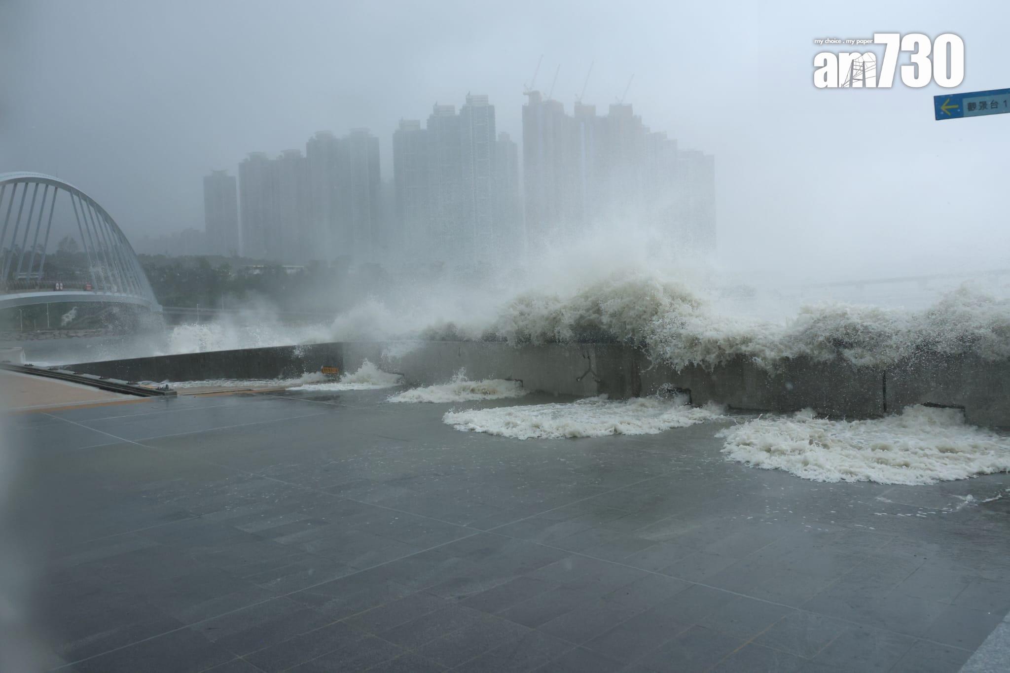 將軍澳沿海地方受海浪侵襲。(林俊源 攝)
