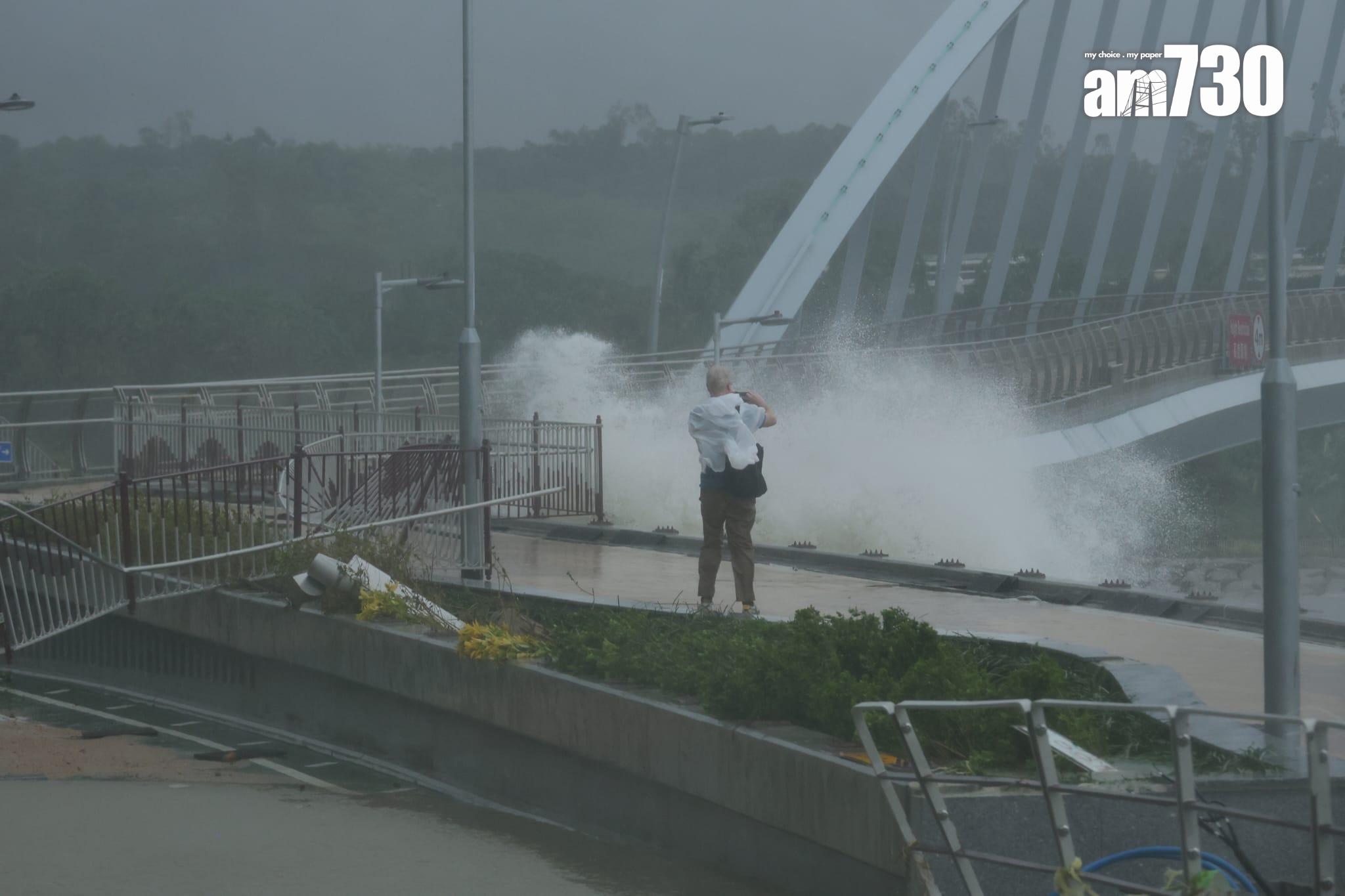 將軍澳沿海地方受海浪侵襲。(林俊源 攝)