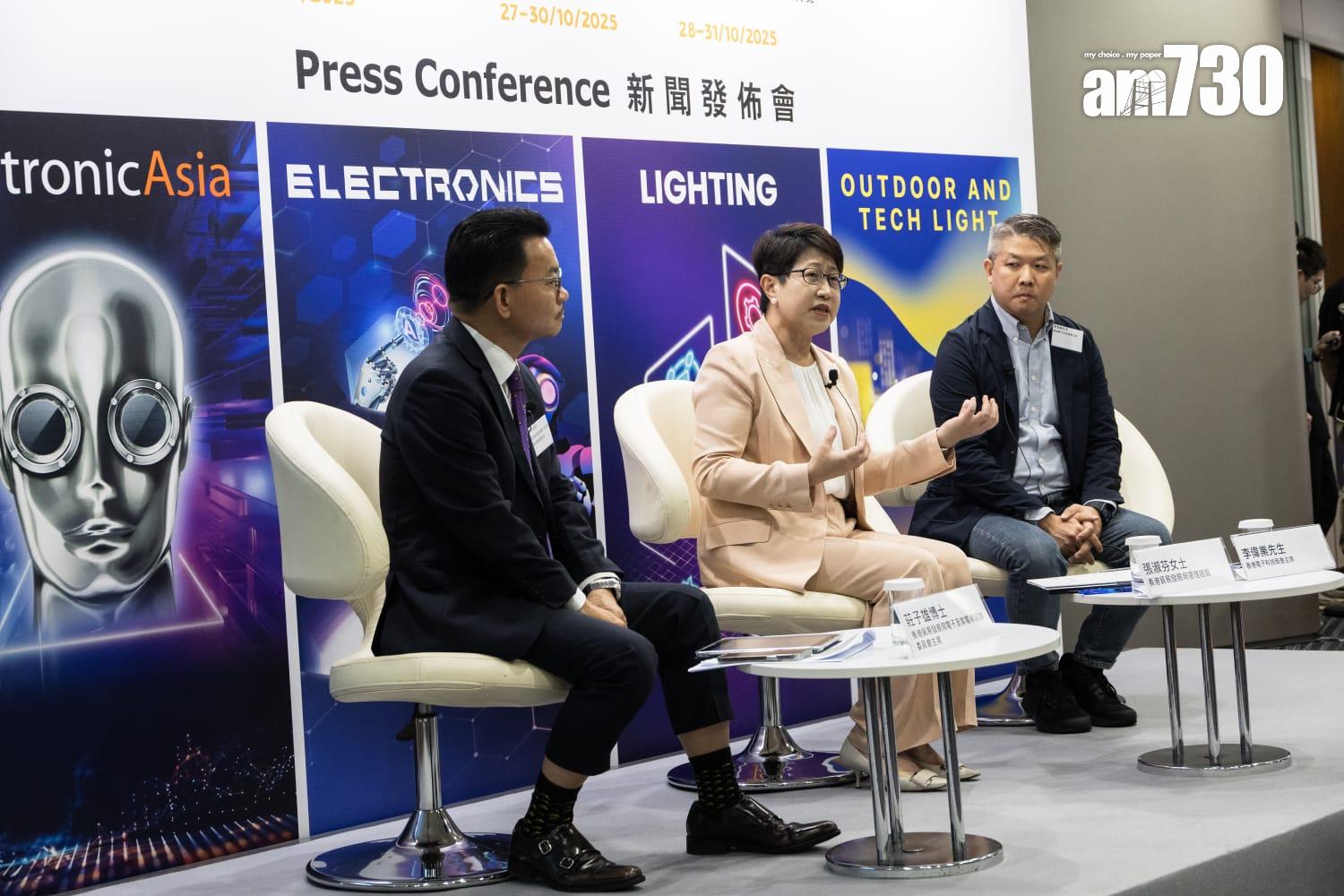 貿發局下月辦4大科技展 展商展示智能眼鏡 自動移動棋盤 (周令知攝)