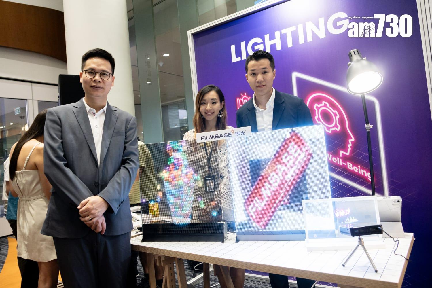 陳炎標(左一)指,產品既是玻璃又是顯示器,不只不遮光,不遮景,無發熱。 (周令知攝)