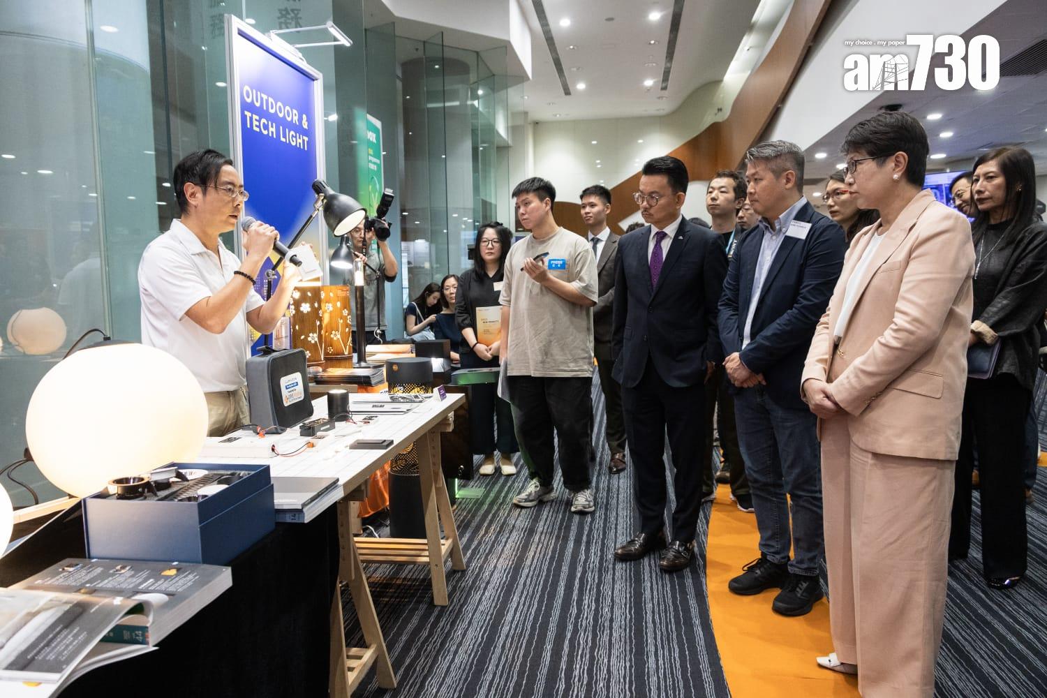 貿發局下月辦4大科技展 展商展示智能眼鏡 自動移動棋盤 (周令知攝)