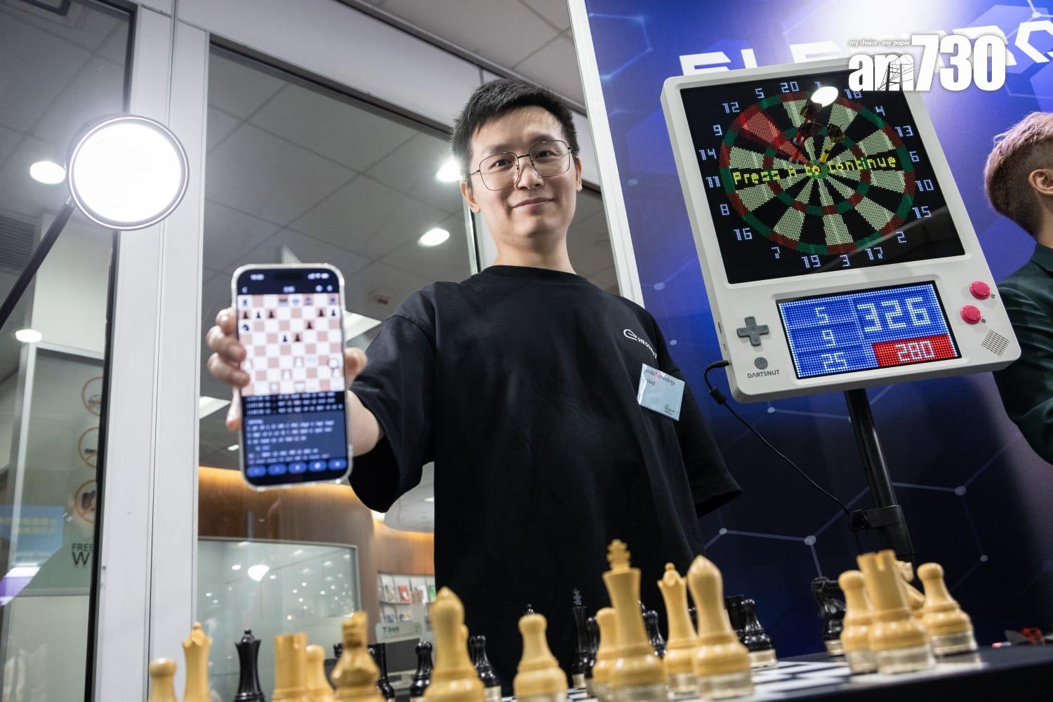 Vincent指,棋盤能讓用家與世界各地棋手線上對決。 (周令知攝)