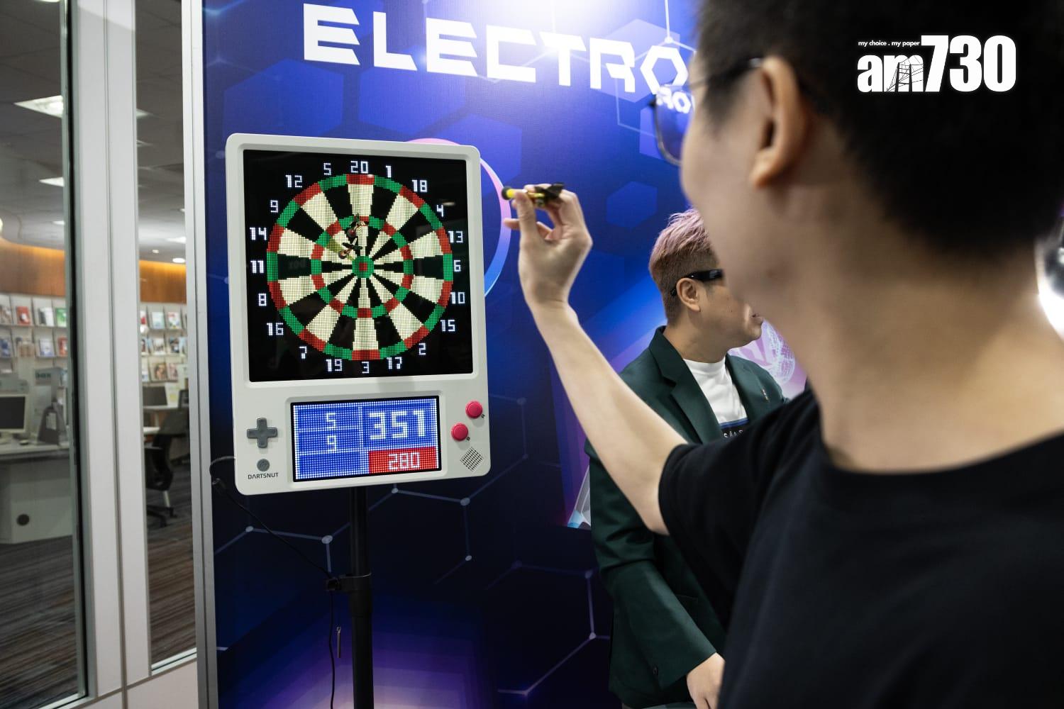 貿發局下月辦4大科技展 展商展示智能眼鏡 自動移動棋盤 (周令知攝)