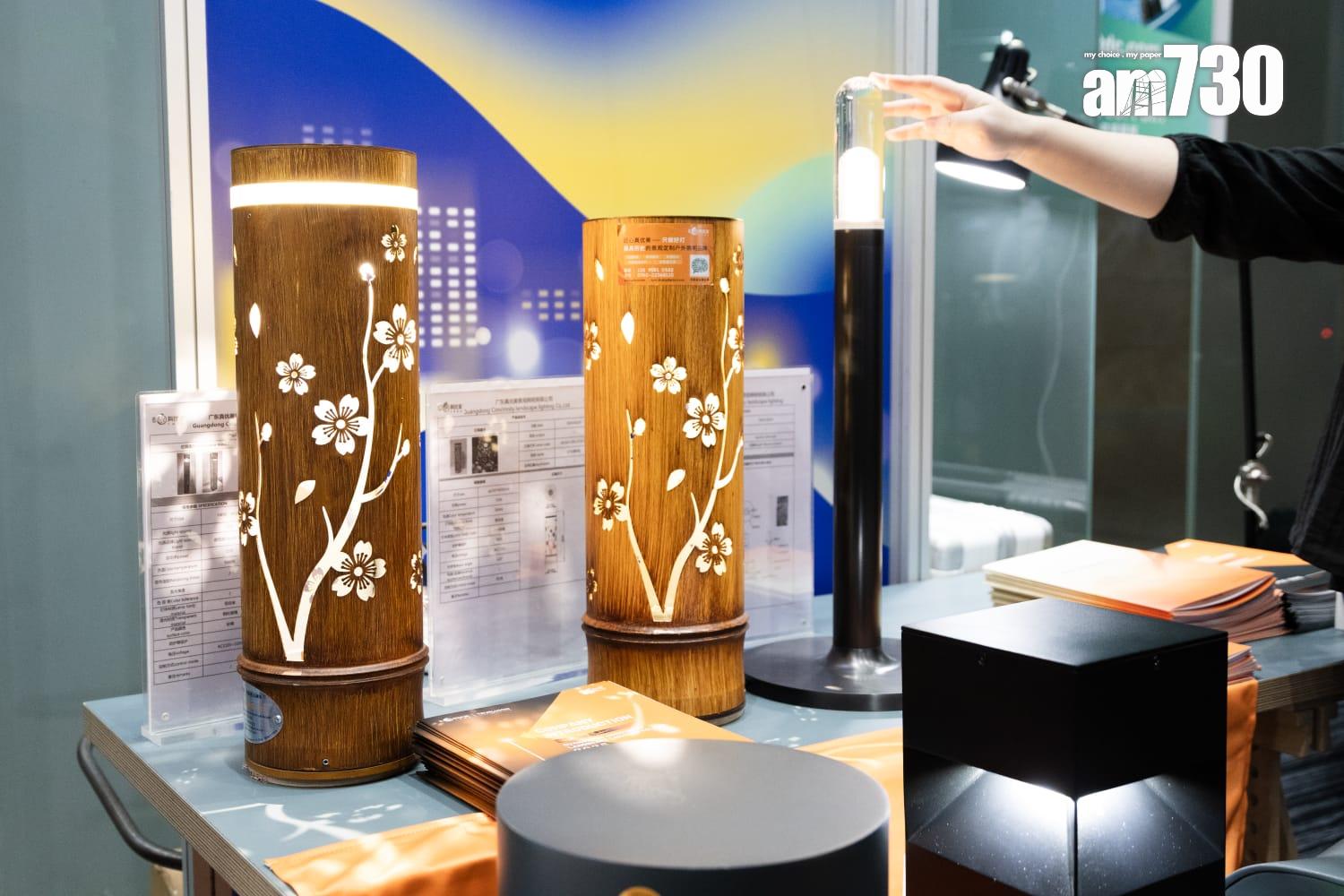 貿發局下月辦4大科技展 展商展示智能眼鏡 自動移動棋盤 (周令知攝)