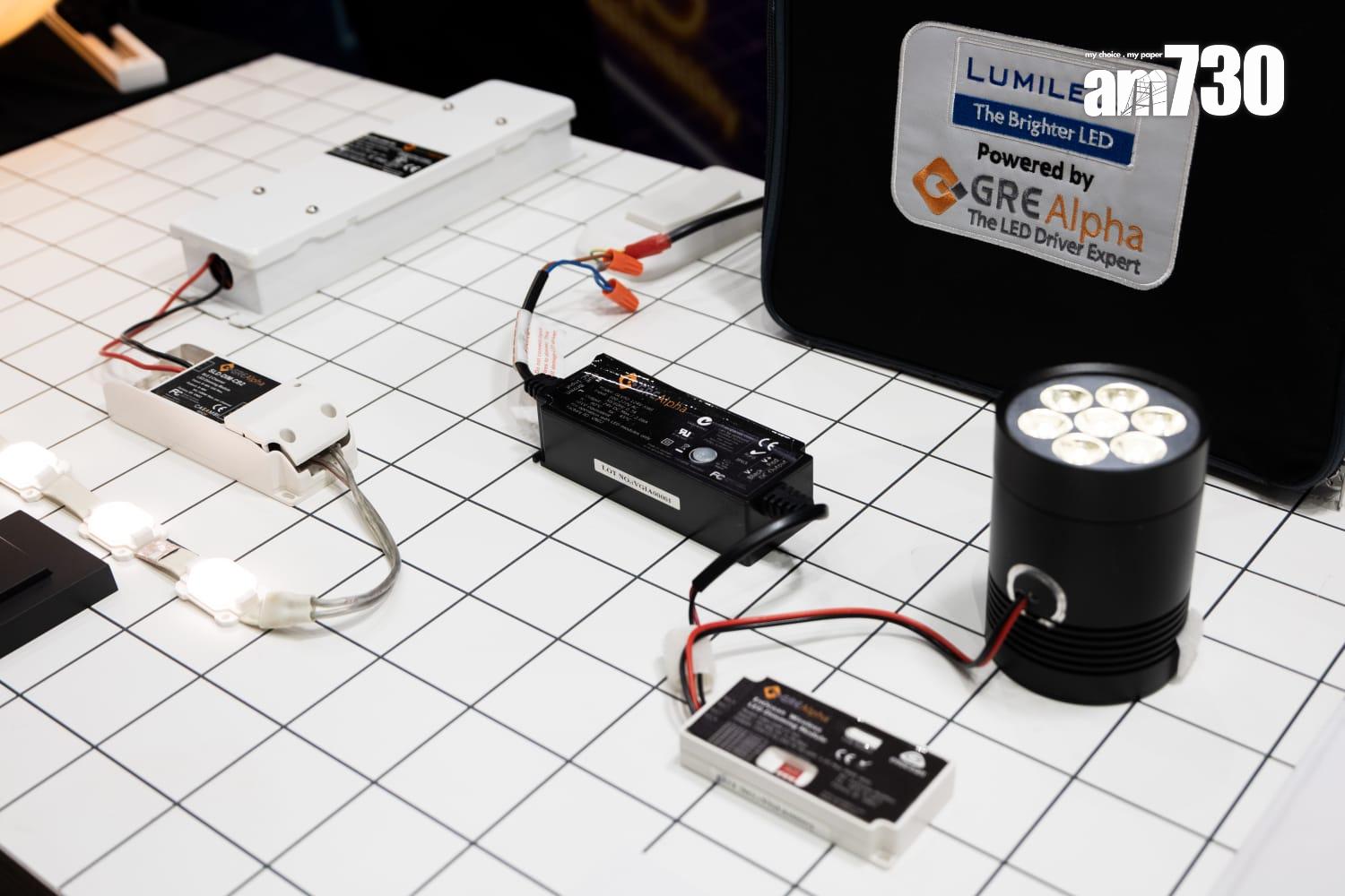 貿發局下月辦4大科技展 展商展示智能眼鏡 自動移動棋盤 (周令知攝)