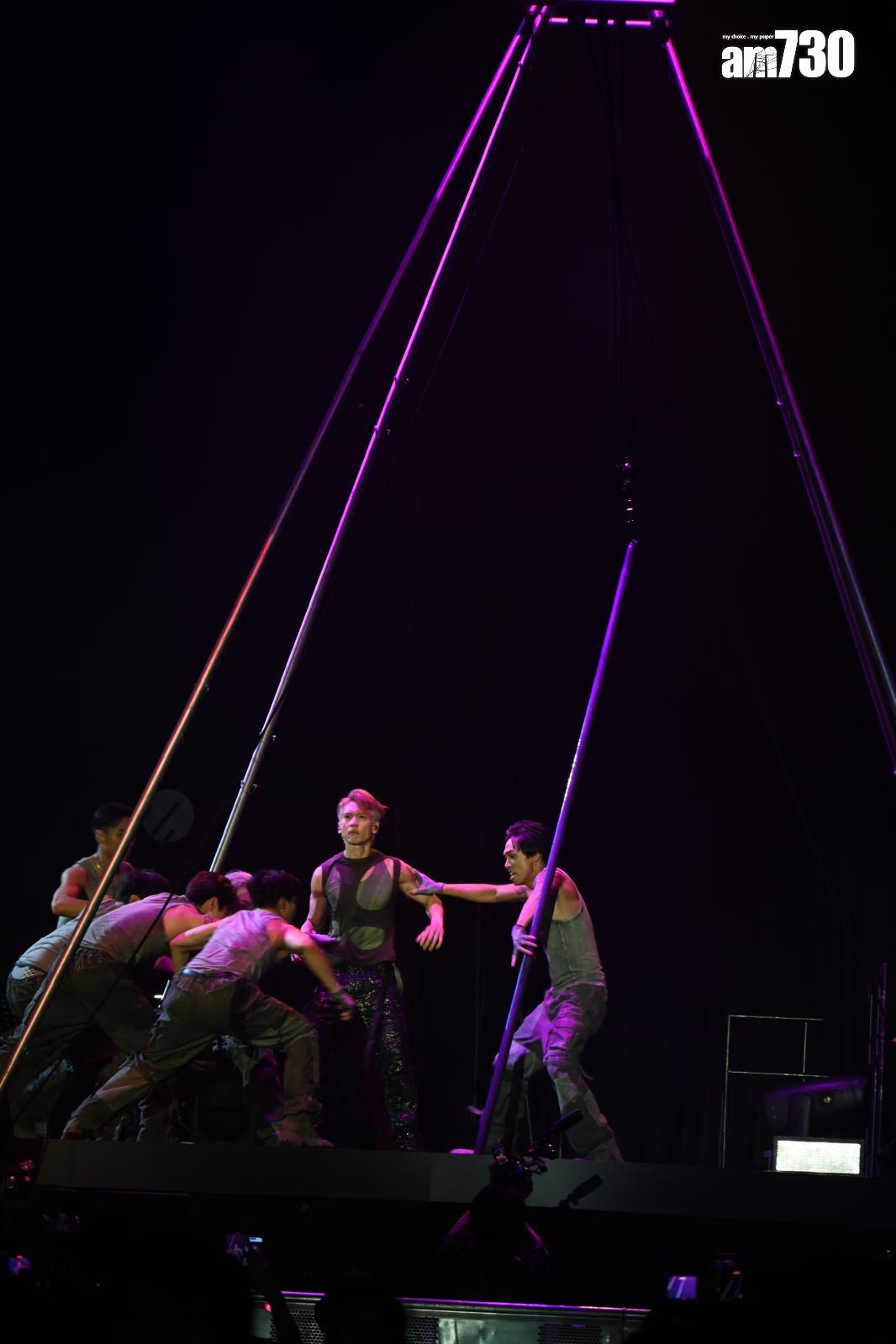 關智斌表演空中pole dace時象出意外。