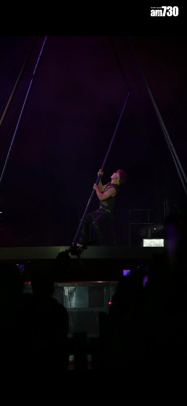 關智斌表演空中pole dace時象出意外。