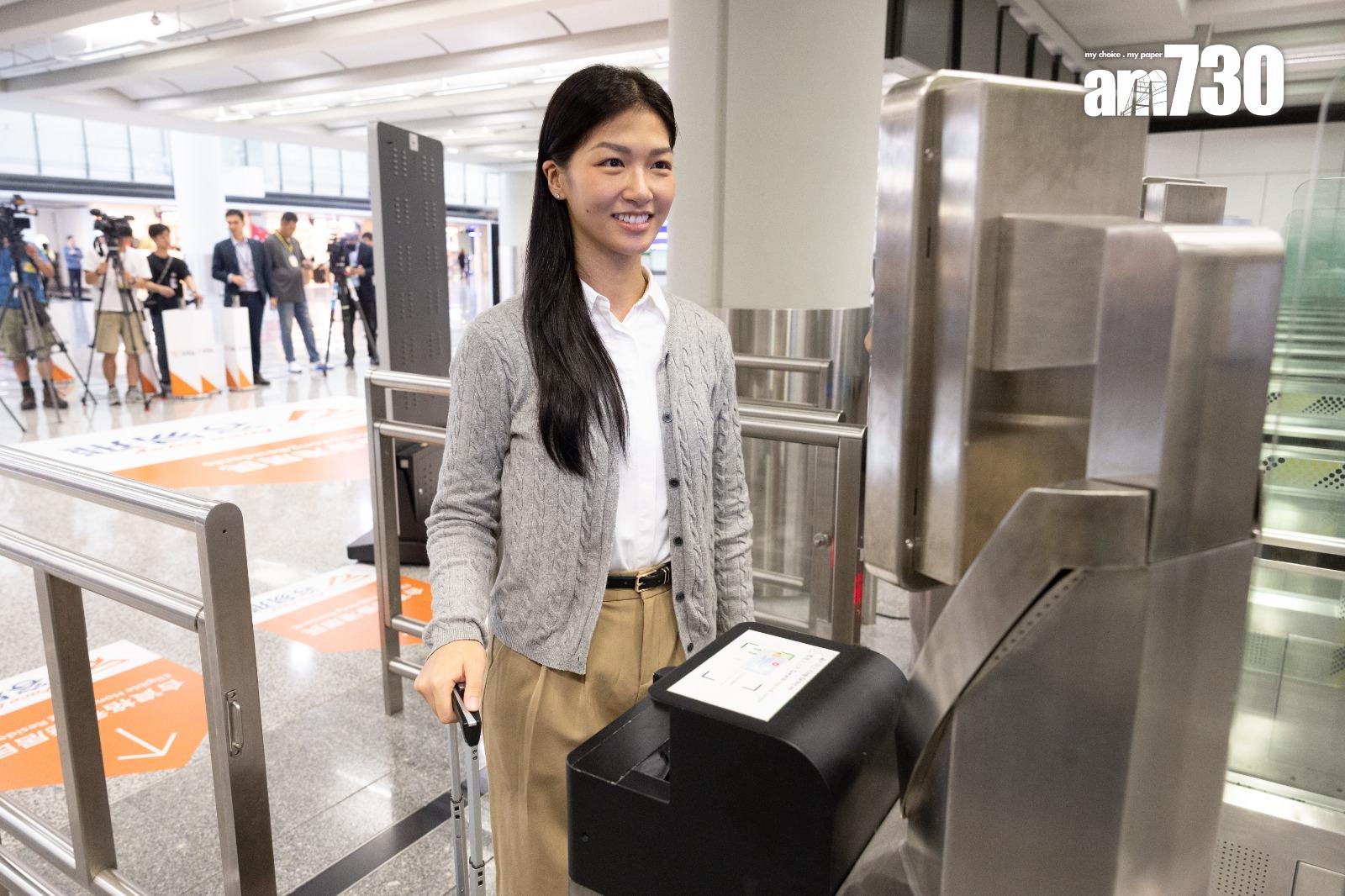 入境處明日機場推「容易飛e-道」服務,毋須出示證件入境7秒過關。(蘇文傑攝)