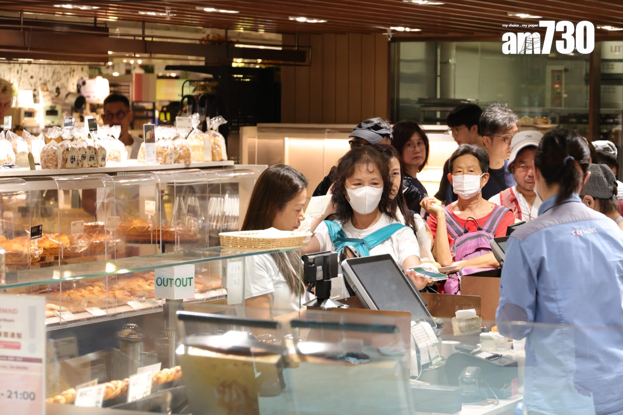 颱風樺加沙| 天文台於下午2時20分改發八號前夕,市面做好防風措施,市民於最後一刻「補糧」。(吳康琦攝)