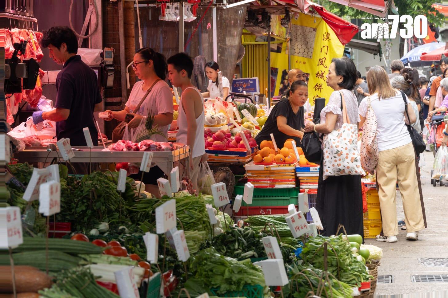 颱風樺加沙| 天文台於下午2時20分改發八號前夕,市面做好防風措施,市民於最後一刻「補糧」。(蘇文傑攝)