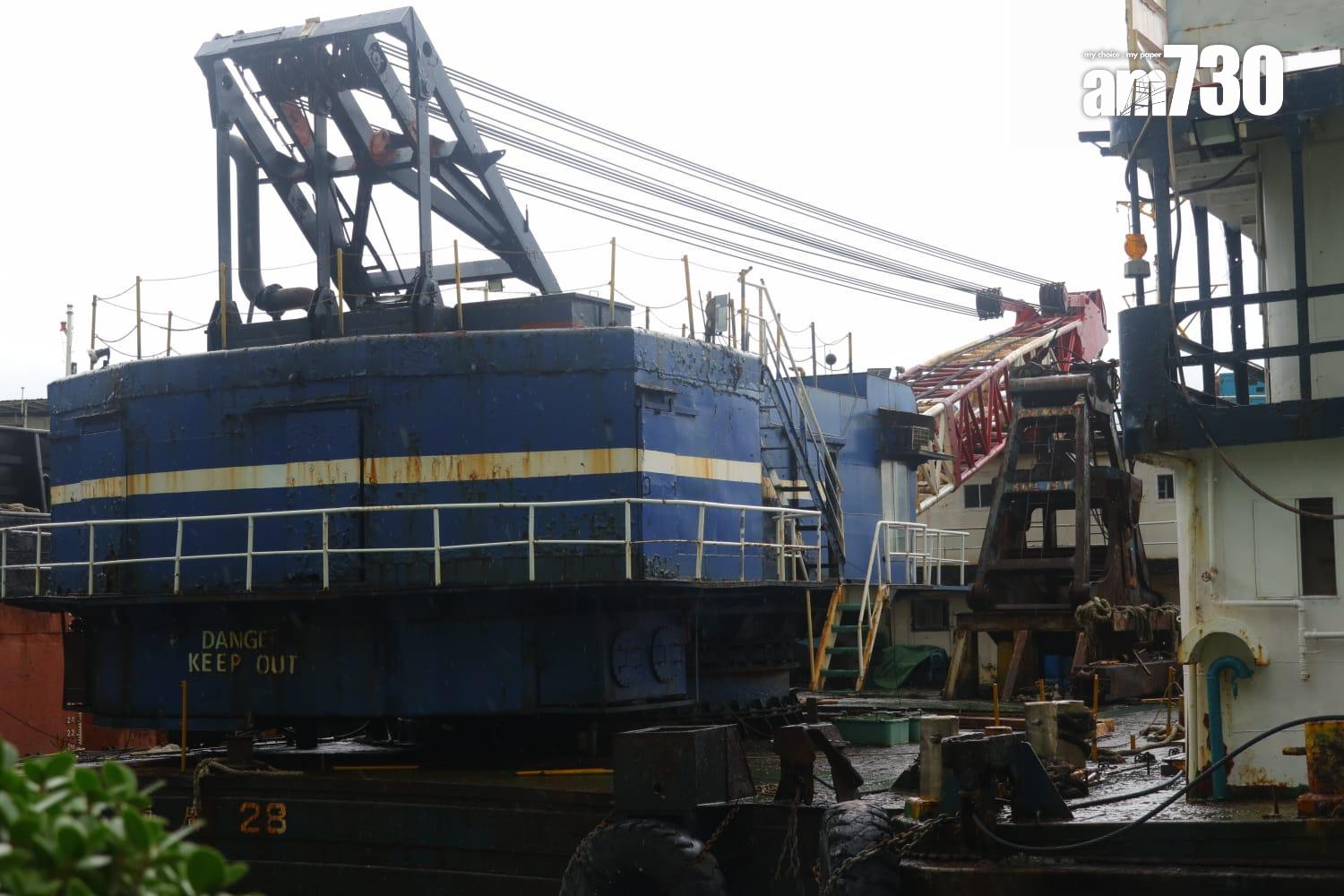 颱風樺加沙|紅磡海逸豪園對出海面,有躉船被吹至撞向岸邊擱淺,岸邊欄杆玻璃和石壆被毀,碎片散落行人徑。(鍾式明攝)