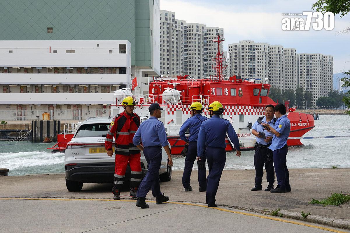 柴灣嘉業街有一家四口觀浪,其中3人墮海後被救起。(鍾式明攝)