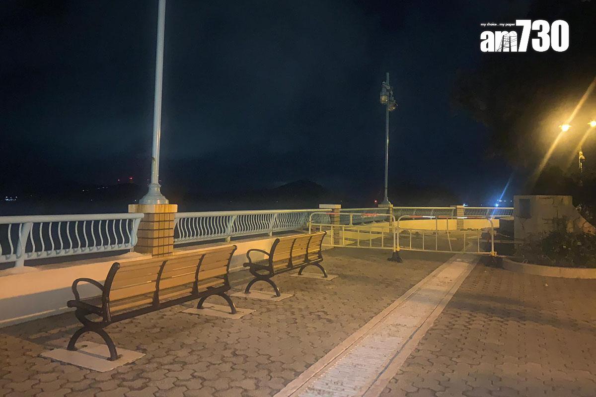 颱風期間有人帶同兒童到海怡半島岸邊觀浪被捕。(吳浩南攝)