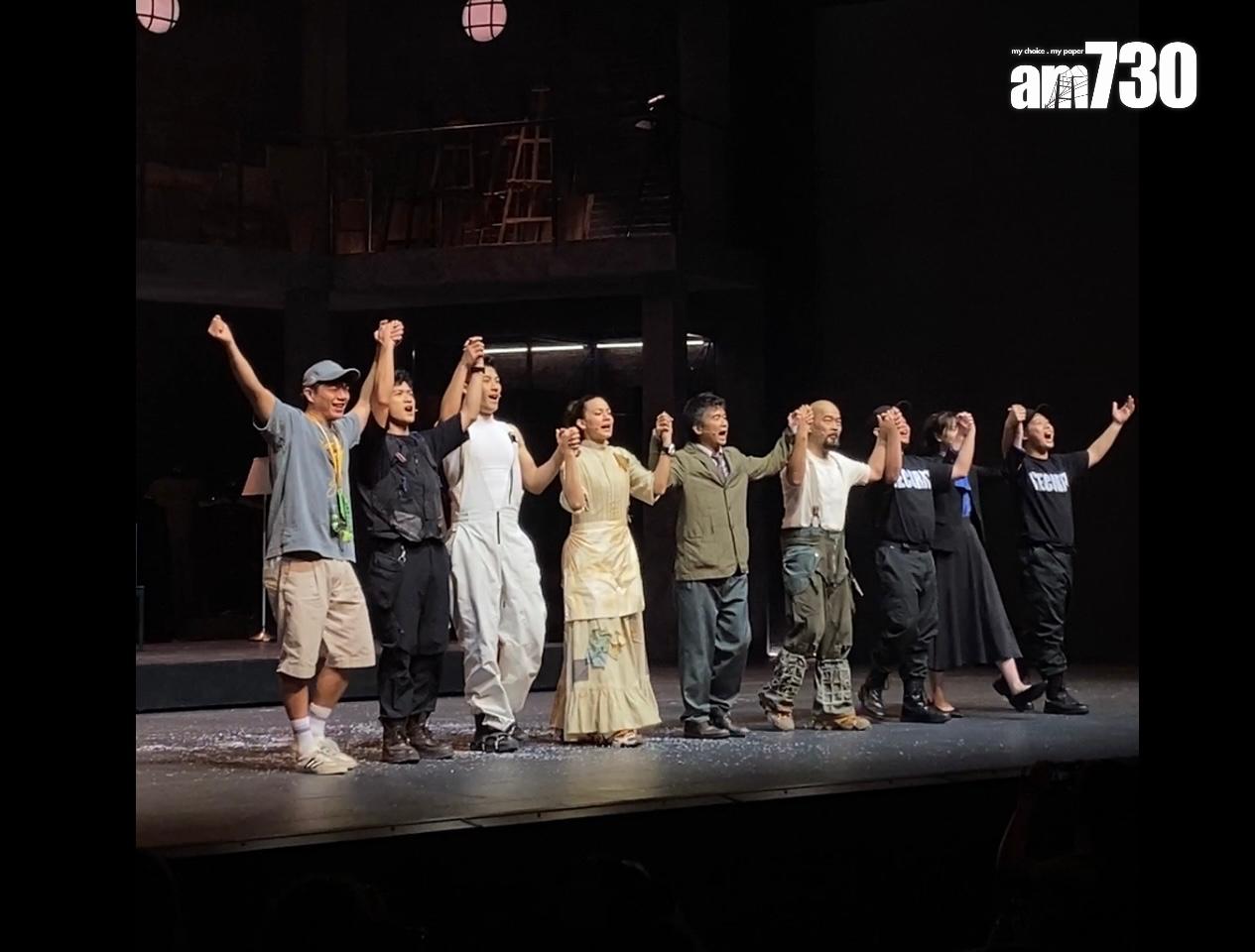 林海峰率領眾演員高呼:「路上零意外,阿葛人人愛」手拖手謝幕。