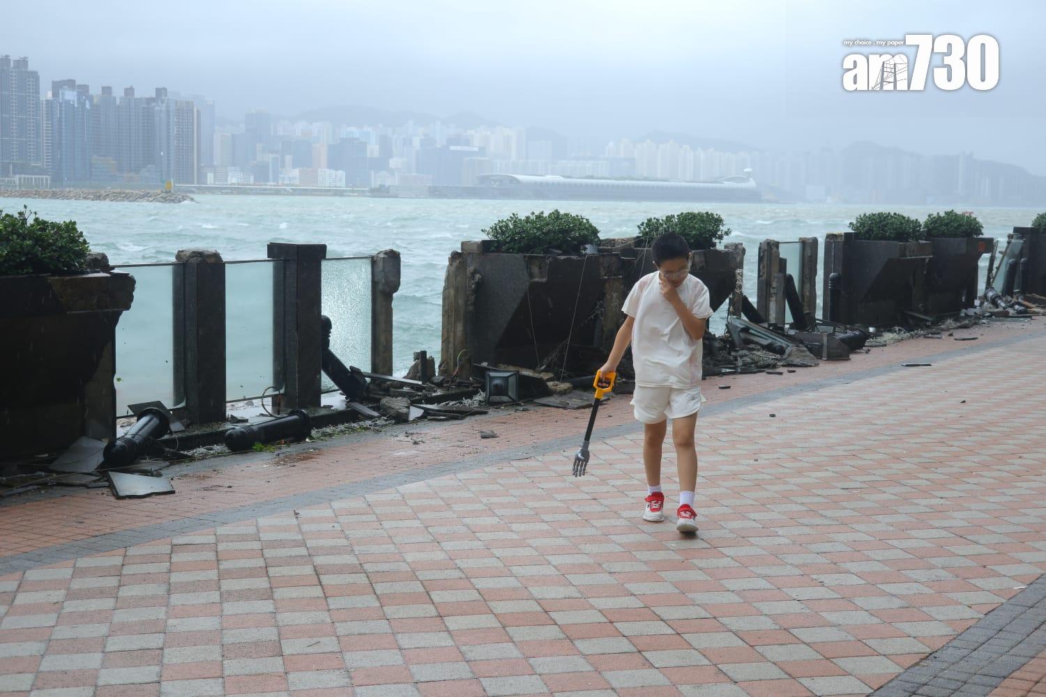 颱風樺加沙|紅磡海逸豪園對出海面,有躉船被吹至撞向岸邊擱淺,岸邊欄杆玻璃和石壆被毀,碎片散落行人徑。(鍾式明攝)