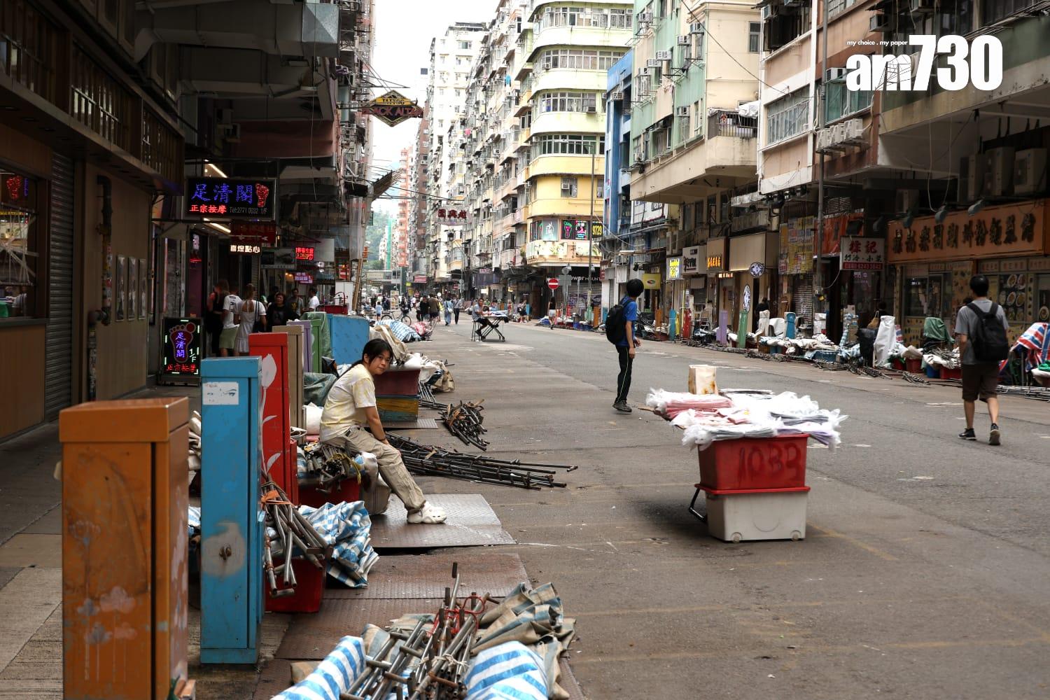颱風樺加沙|天文台在下午2時20分發出八號西北烈風或暴風信號,旺角市面情況。(林俊源攝)
