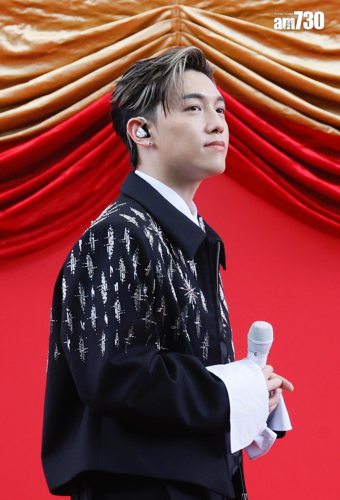 MC張天賦繼3月為沙田馬場打吡賽後,相隔半年馬季開鑼,再次擔任表演嘉賓。(蘇文傑攝)