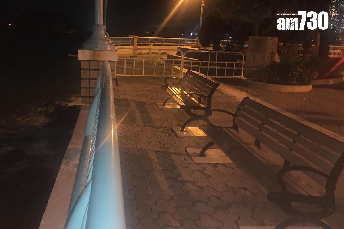 颱風期間有人帶同兒童到海怡半島岸邊觀浪被捕。(吳浩南攝)