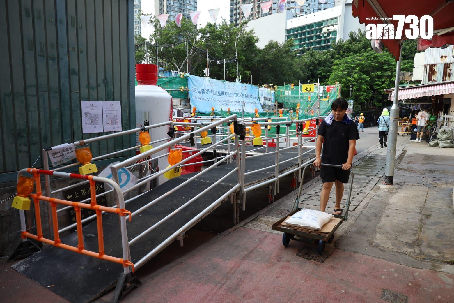 颱風樺加沙︱鯉魚門加強防風措施。(鍾式明攝)