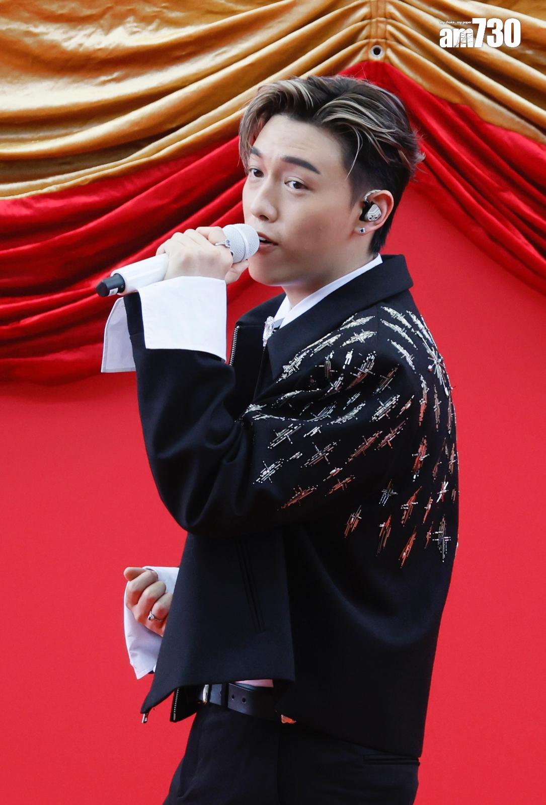 MC張天賦繼3月為沙田馬場打吡賽後,相隔半年馬季開鑼,再次擔任表演嘉賓。(蘇文傑攝)