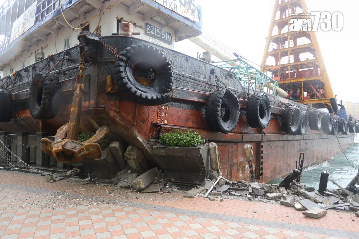 颱風樺加沙|紅磡海逸豪園對出海面,有躉船被吹至撞向岸邊擱淺,岸邊欄杆玻璃和石壆被毀,碎片散落行人徑。(鍾式明攝)