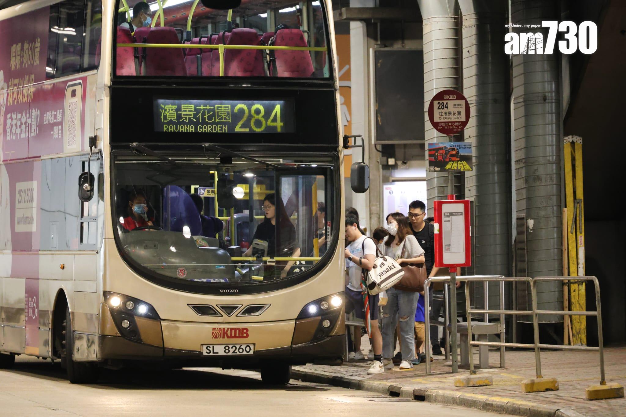 颱風樺加沙| 天文台於下午2時20分改發八號前夕,市民坐巴士回家。(吳康琦攝)