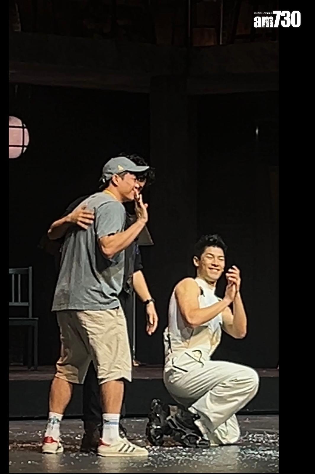 柯煒林現身與《笨蕉大劇院》演員一齊謝幕,依舊笑容燦爛。