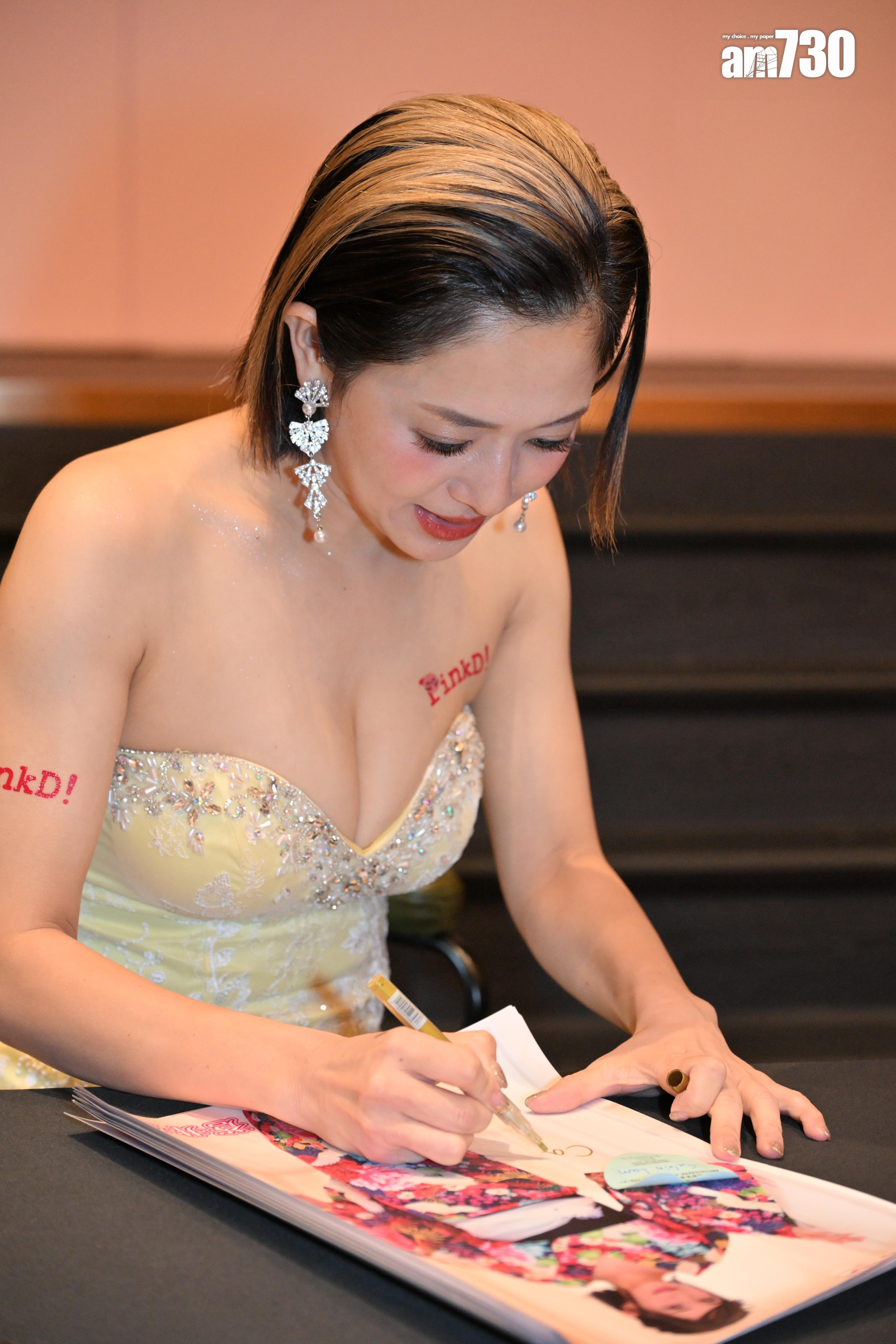 蒼井空跟fans互動時逐一「倒奶」簽名,十分親民。 (娛樂組攝)