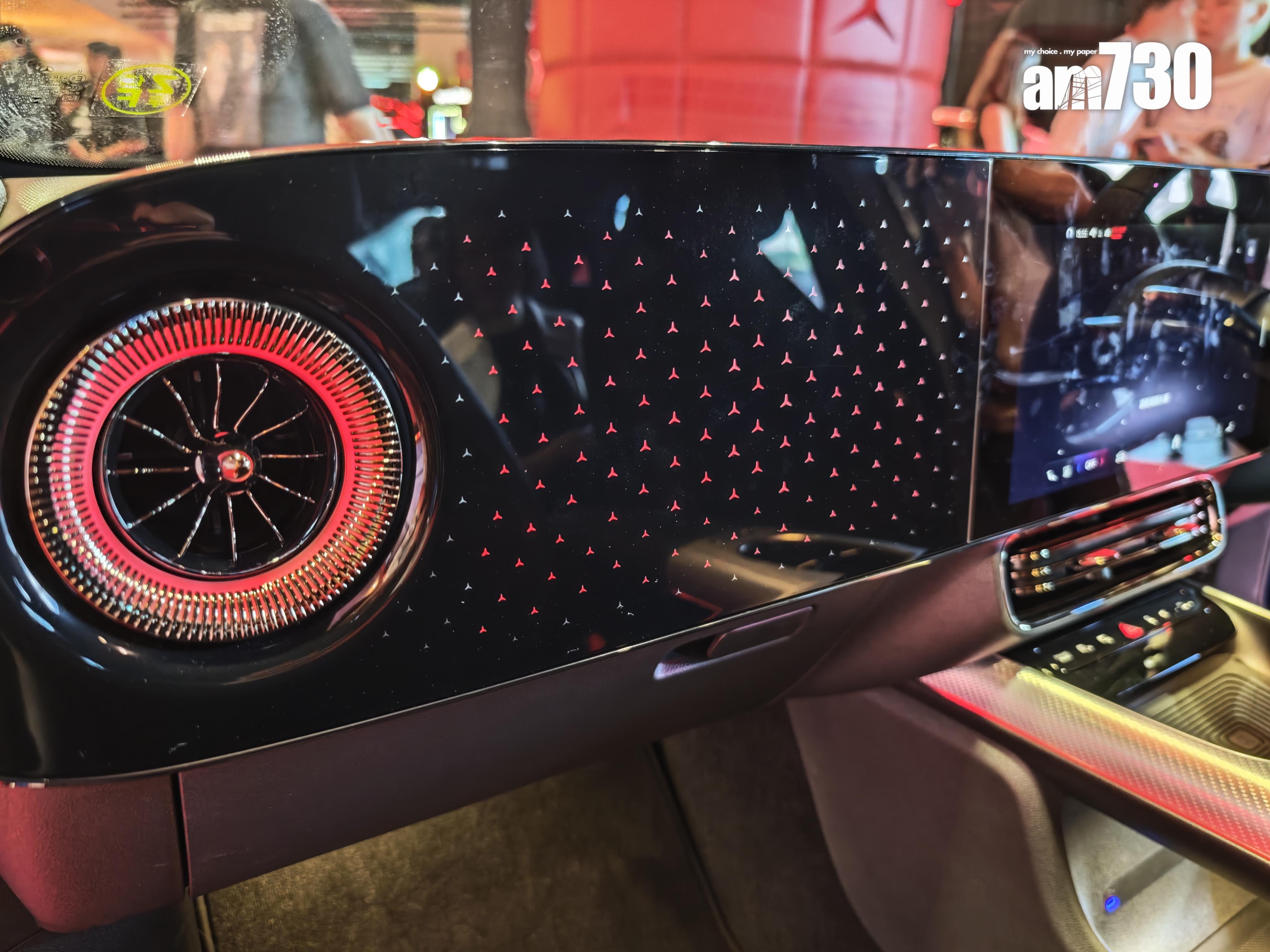 電動車|純電CLA副駕前的星形飾板。