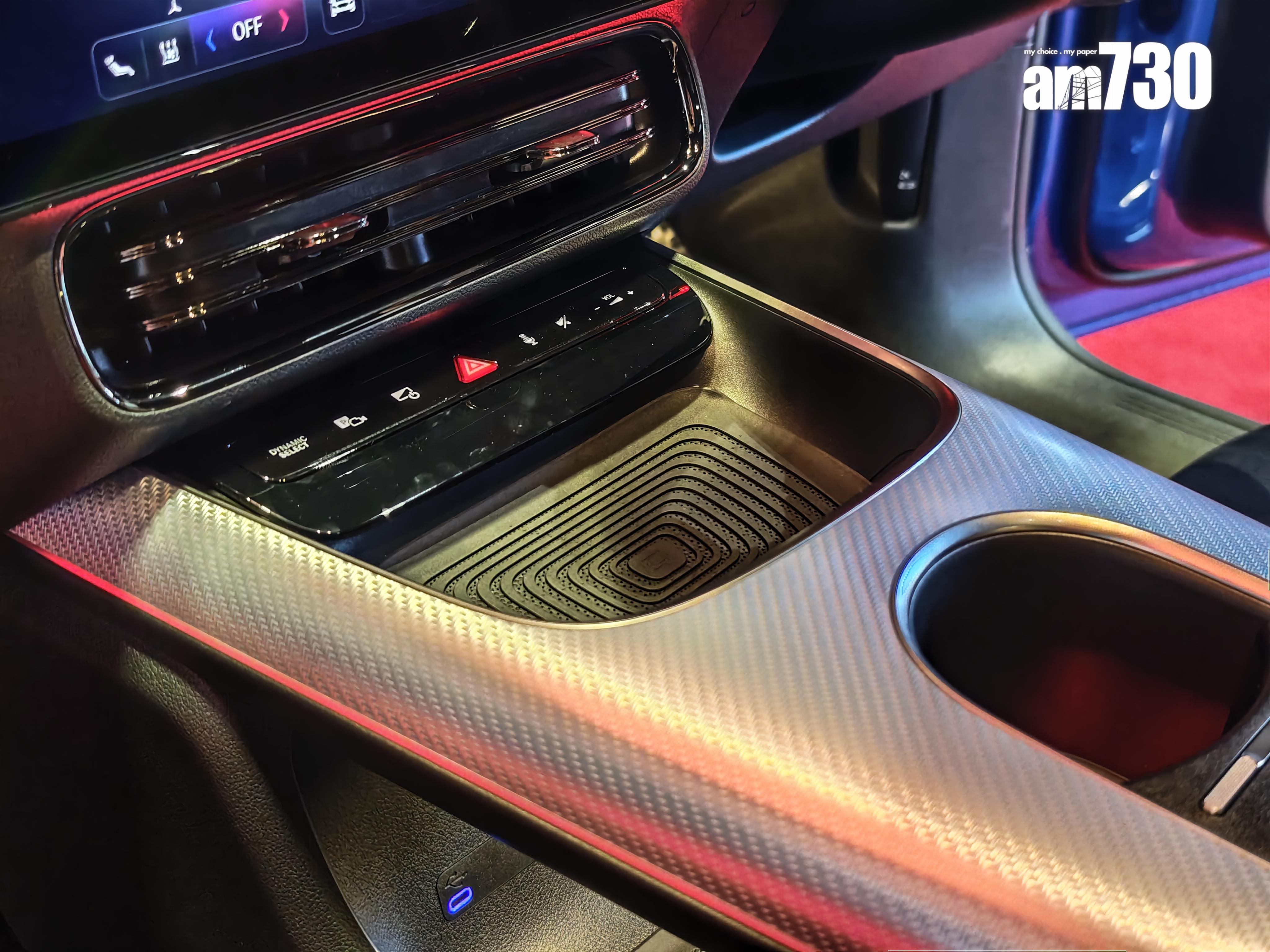 電動車|純電CLA中控台設有無線充電位。