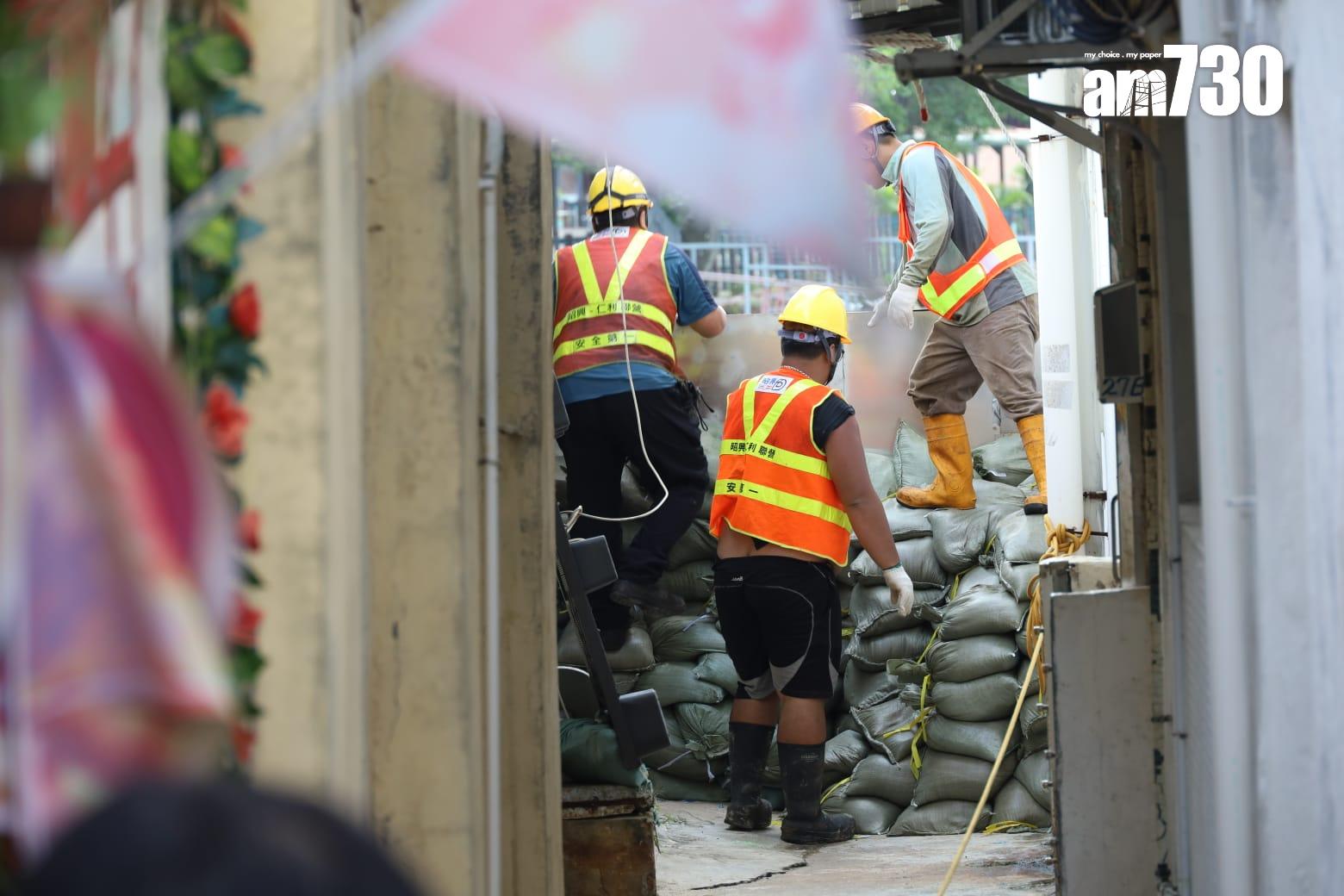 颱風樺加沙︱鯉魚門加強防風措施。(鍾式明攝)
