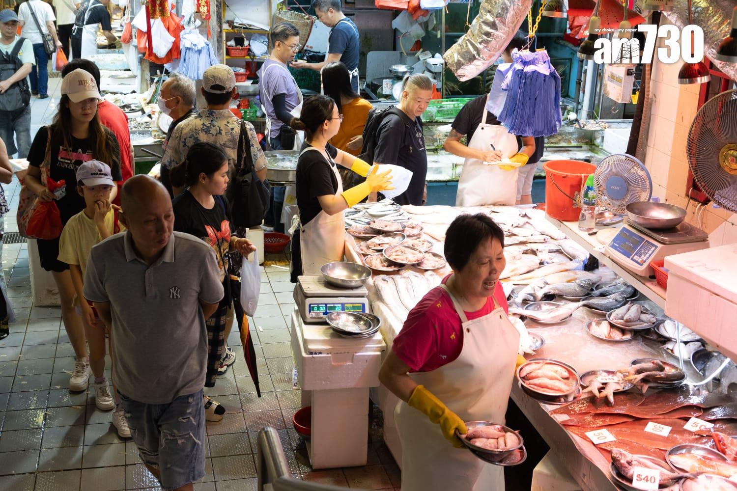 颱風樺加沙| 天文台於下午2時20分改發八號前夕,市民於最後一刻「補糧」。(周令知攝)