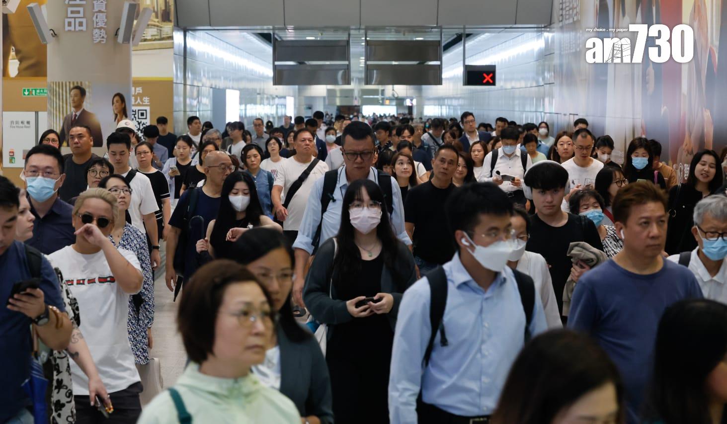 八號烈風或暴風信號會維持至下午1時10分,改掛三號強風信號,打工仔坐港鐵上班。(蘇文傑攝)