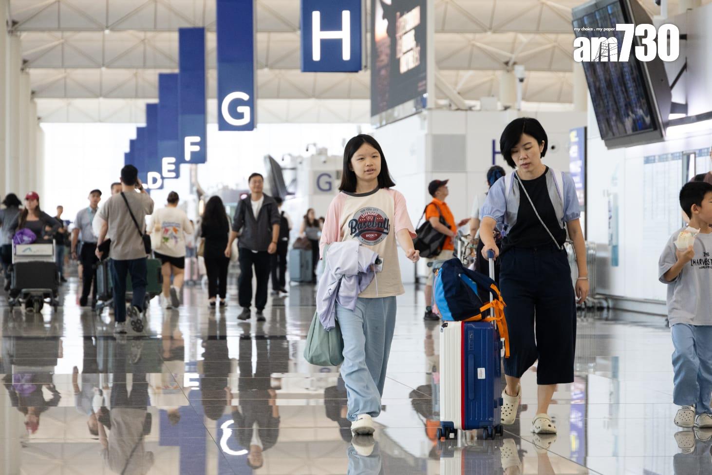 超強颱風樺加沙逐步逼近本港,機管局表示周二下午6時後航班升降會大減,星期三全日航班會大受影響。(周令知攝)