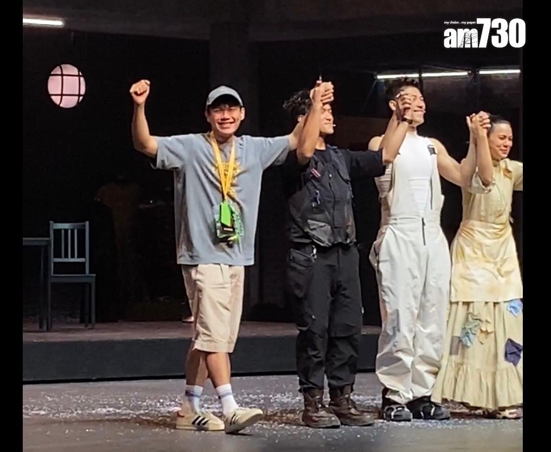 柯煒林現身與《笨蕉大劇院》演員一齊謝幕,依舊笑容燦爛。