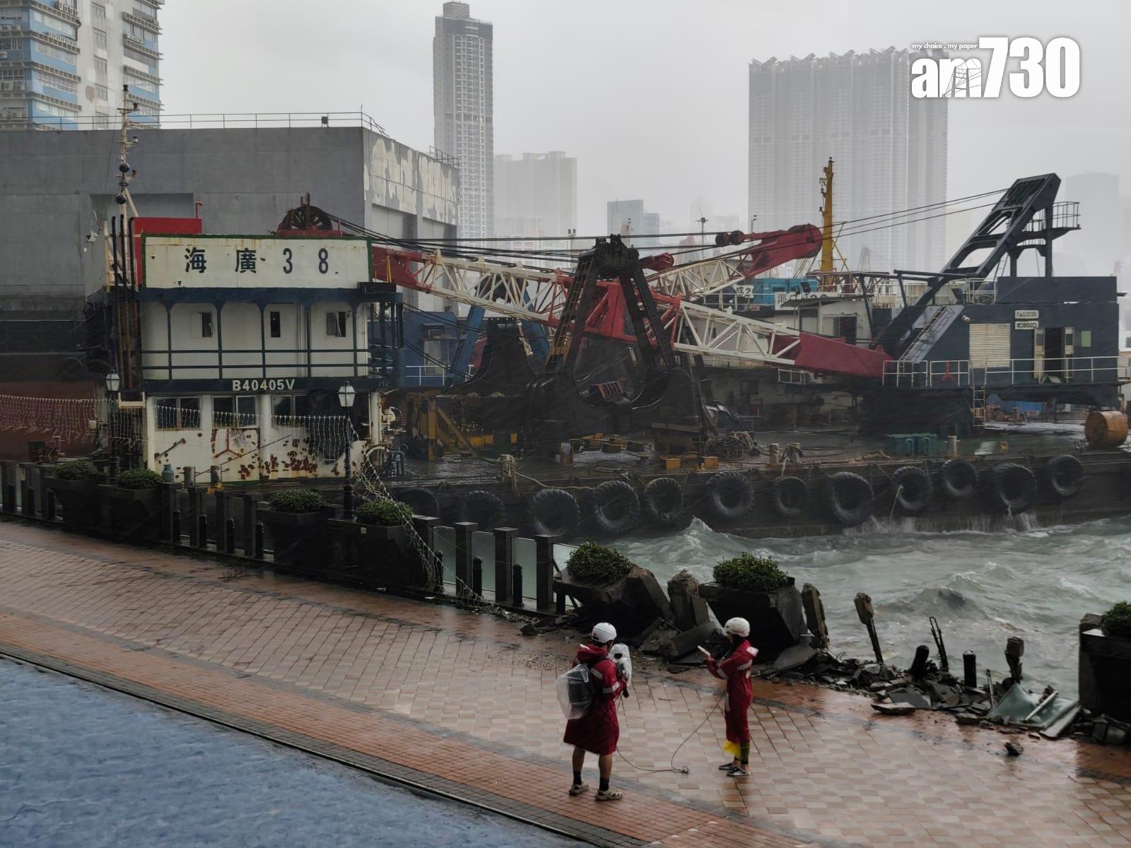 颱風樺加沙|紅磡海逸豪園對出海面,有躉船被吹至撞向岸邊。(鍾式明攝)