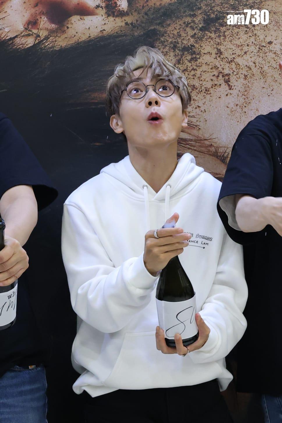 林家謙合共10場《White Summer》紅館演唱會圓滿結束,開香檳慶祝。(林俊源攝)