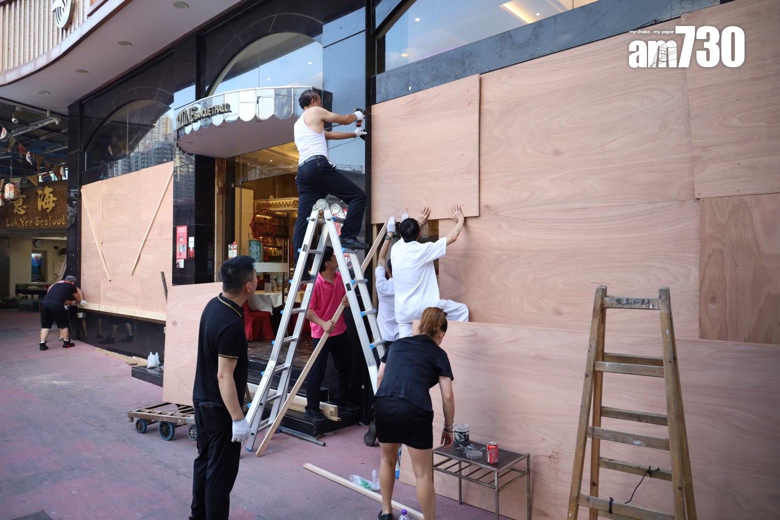 颱風樺加沙︱鯉魚門加強防風措施。(鍾式明攝)