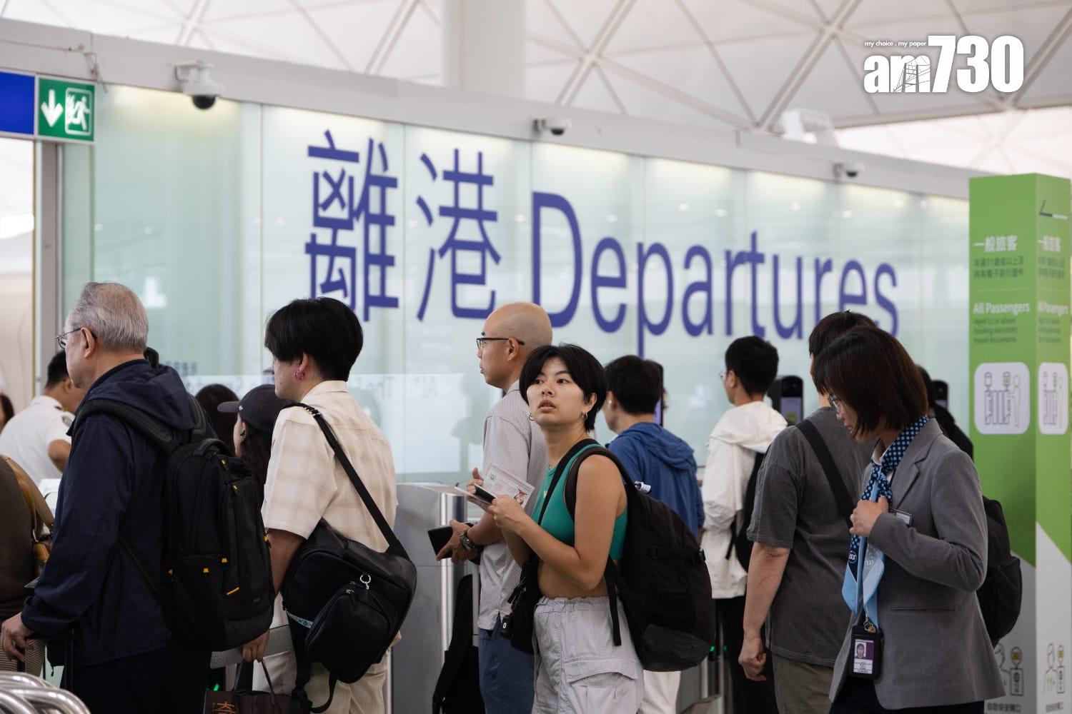 超強颱風樺加沙逐步逼近本港,機管局表示周二下午6時後航班升降會大減,星期三全日航班會大受影響。(周令知攝)