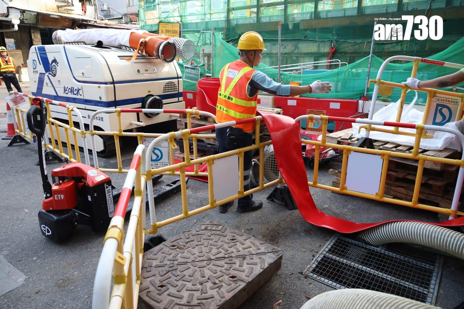 颱風樺加沙︱鯉魚門加強防風措施,強力排水機械人「龍吸水」已進駐。(鍾式明攝)