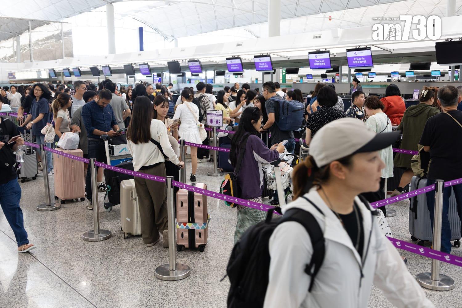 超強颱風樺加沙逐步逼近本港,機管局表示周二下午6時後航班升降會大減,星期三全日航班會大受影響。(周令知攝)